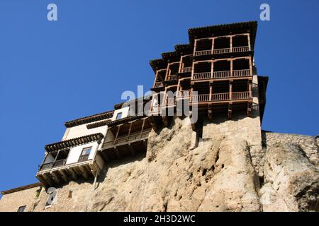 Eine Reihe historischer Hängebäuser, die sich an der Klippe in Cuenca, Castilla La Mancha, Spanien, befinden Stockfoto