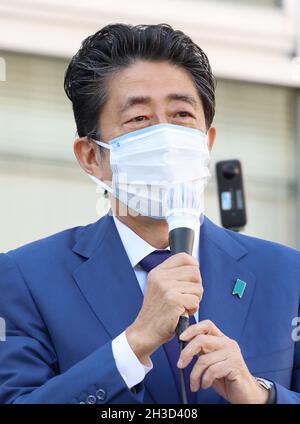 Tokio, Japan. Oktober 2021. Der ehemalige japanische Premierminister Shinzo Abe hält am Donnerstag, dem 28. Oktober 2021, eine Wahlkampfrede für seinen Parteikandidaten der Parlamentswahlen vom 31. Oktober in Tokio. Quelle: Yoshio Tsunoda/AFLO/Alamy Live News Stockfoto