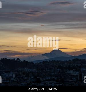 Vulkan Cayambe bei Sonnenaufgang im quadratischen Format, Quito, Ecuador. Stockfoto