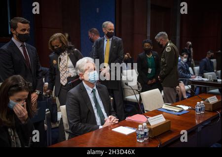 William Burns, Direktor, Central Intelligence Agency, Right, und Avril Haines, Direktor, Büro des Direktors des Nationalen Nachrichtendienstes, links, nehmen während des Ständigen Auswahlausschusses des Repräsentantenhauses ihre Sitze ein âDiversity, Gerechtigkeit, Integration und Zugänglichkeit in der Nachrichtendienstgemeinschaft: Eine dauerhafte Mission Imperativeâ im US-Kapitol in Washington, DC, USA, Mittwoch, 27. Oktober, 2010. Foto von Rod Lampey/CNP/ABACAPRESS.COM Stockfoto