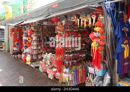 Farbenfrohe Souvenir- und Geschenkstände in der Pagoda Street in Singapurs Chinatown-Viertel. Stockfoto