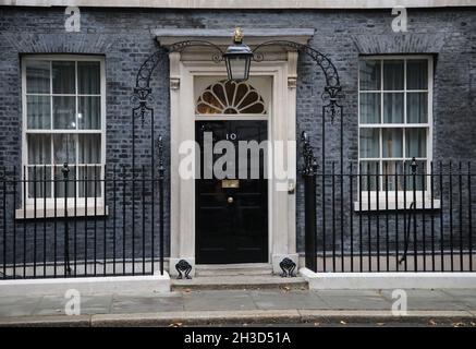 London, Großbritannien. Oktober 2021. Die schwarz glänzende Tür der Downing Street Nr. 10. Budget Day, Downing Street, Westminster, London, 27. Oktober, 2021. Kredit: Paul Marriott/Alamy Live News Stockfoto