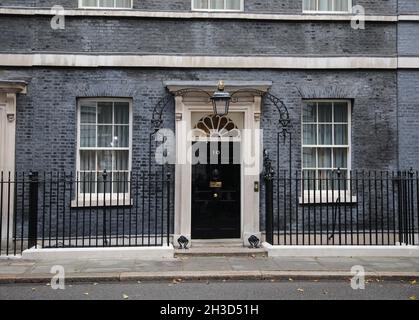 London, Großbritannien. Oktober 2021. Nummer 10 Downing Street. Budget Day, Downing Street, Westminster, London, 27. Oktober, 2021. Kredit: Paul Marriott/Alamy Live News Stockfoto