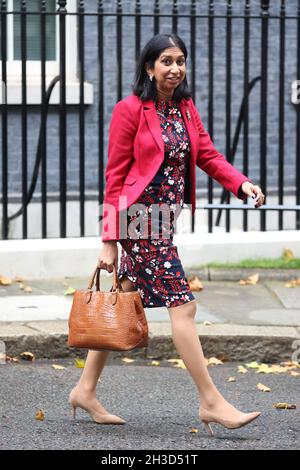 London, Großbritannien. Oktober 2021. Suella Braverman (Generalanwältin), die heute Morgen am Budget Day, Downing Street, Westminster, London, nach dem Kabinett in der Nummer 10 Downing Street, 27. Oktober 2021. Kredit: Paul Marriott/Alamy Live Nachrichten Stockfoto