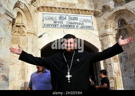 ISRAEL . JERUSALEM ARMENIEN APRES LA MESSE DEVANT LE COUVENT ARMENIEN ST JACQUES DANS LA VIEILLE VILLE DE JERUSALEM Stockfoto