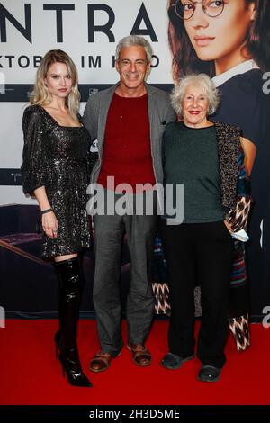 Berlin, Deutschland. Oktober 2021. Annbrittmuse (l-r), Gedeon Burkhard und Mutter Elisabeth von Molo kommen zur Premiere des Films 'Contra' im Kino Zoo Palast. Der Film wird ab dem 28. Oktober in allen deutschen Kinos zu sehen sein. Quelle: Gerald Matzka/dpa/Alamy Live News Stockfoto