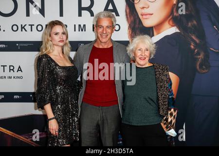 Berlin, Deutschland. Oktober 2021. Annbrittmuse (l-r), Gedeon Burkhard und Mutter Elisabeth von Molo kommen zur Premiere des Films 'Contra' im Kino Zoo Palast. Der Film wird ab dem 28. Oktober in allen deutschen Kinos zu sehen sein. Quelle: Gerald Matzka/dpa/Alamy Live News Stockfoto