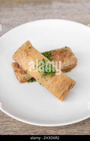 Frische hausgemachte Baklava-Rolle mit Pistazien aus dem Nahen Osten süßer Dessertgebäck in der Türkei von Istanbul Stockfoto