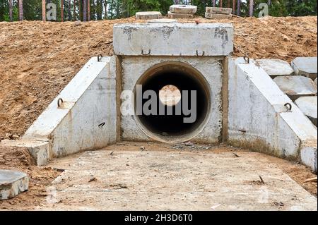 Betonrohr unter der Straße für die Wasserableitung Stockfoto