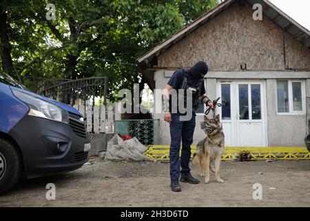 Sarulesti, Rumänien - 27. Mai 2021: Rumänischer K9-Polizist mit seinem Hund. Stockfoto