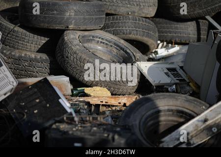 Sarulesti, Rumänien - 27. Mai 2021: Haufen Hausmüll auf der Straße. Stockfoto