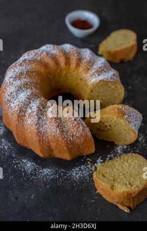 Süßer Safran-Vanillekuchen auf einem Tisch Stockfoto