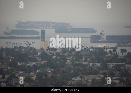 Los Angeles, Kalifornien, USA - 26. September 2021: Frachtschiffe sitzen vor Anker und können sich nicht ausladen. Stockfoto