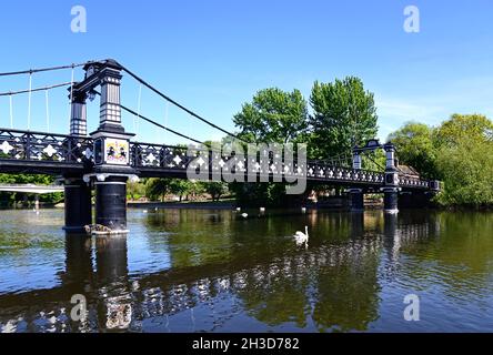 Blick auf die Ferry Bridge auch als stapenhill Ferry Bridge und dem Fluss Trent, Burton upon Trent, Staffordshire, England, UK, Westeuropa bekannt. Stockfoto