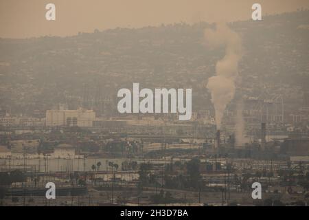 Los Angeles, Kalifornien, USA - 26. September 2021: Emissionen aus dem Hafen von Los Angeles zerstören die lokale Luftqualität. Stockfoto