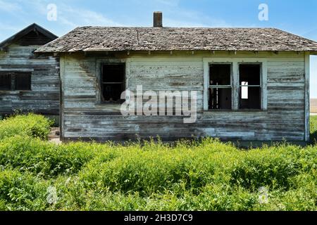 Die zerbrochenen Fenster an der Seite eines verlassenen Bauernhauses im Osten von Washington, USA Stockfoto