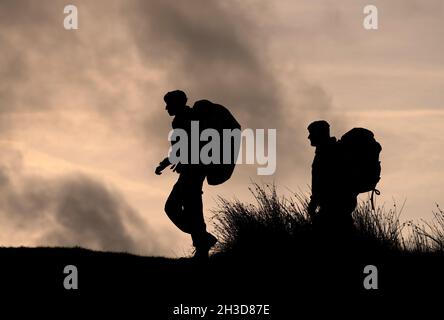 Der 16-jährige Salahudeen Hussain (links) mit dem Kommandanten der Kadetten der Royal Marines von Sheffield, Sgt John Daley (rechts), in Burbage Brook, im Peak District, in der Nähe von Sheffield. Der unerschrockene Teenager Royal Marines Kadett bereitet sich darauf vor, als Lord Lieutenant's Cadet eingesetzt zu werden, eine Rolle, in der er den Vertreter der Königin in South Yorkshire begleiten wird, einschließlich während der Feierlichkeiten zum Gedenktag in seiner Heimatstadt Sheffield. Bilddatum: Dienstag, 26. Oktober 2021. Stockfoto