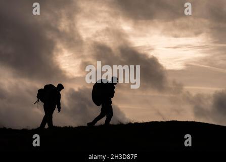 Sheffield Royal Marines Cadets Detachment Commander Sgt John Daley (links) mit dem 16-jährigen Salahudeen Hussain (rechts) am Burbage Brook, im Peak District, in der Nähe von Sheffield. Der unerschrockene Teenager Royal Marines Kadett bereitet sich darauf vor, als Lord Lieutenant's Cadet eingesetzt zu werden, eine Rolle, in der er den Vertreter der Königin in South Yorkshire begleiten wird, einschließlich während der Feierlichkeiten zum Gedenktag in seiner Heimatstadt Sheffield. Bilddatum: Dienstag, 26. Oktober 2021. Stockfoto