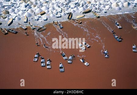 SENEGAL, ROSE LAKE LUFTAUFNAHME (RETBA) EXTRAKTION VON SALZ, Stockfoto