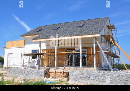 Renovierungshaus mit Asphaltschindeln Dachkonstruktion, Malwand, Stuck, Wandreparatur, Dachdämmung, Dachfenster. Stockfoto
