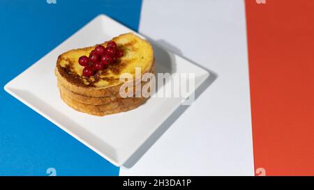 Traditioneller französischer Toast mit Feigen und roten Johannisbeeren. Gebratenes Brot in einer Mischung aus Milch, Eiern und Zucker getränkt. National French Toast Day 28. November. Stockfoto