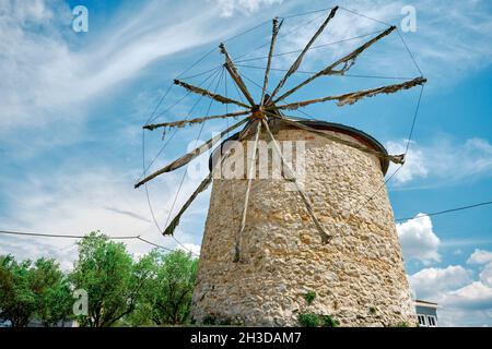 Alte Windmühle in Göliazi (uluabat) Bursa. Windmühle aus Stein und Holzpropeller mit herrlichem blauen Himmel und grünen Bäumen Hintergrund. Stockfoto
