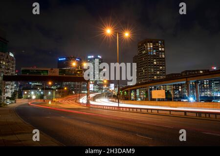Ampelwege auf Aspen Way mit Blick auf Canary Wharf, London England Stockfoto