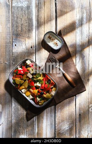 Salat mit frischen Tomaten, Paprika, Koriander, Feta-Käse und marinierten schwarzen Oliven Stockfoto