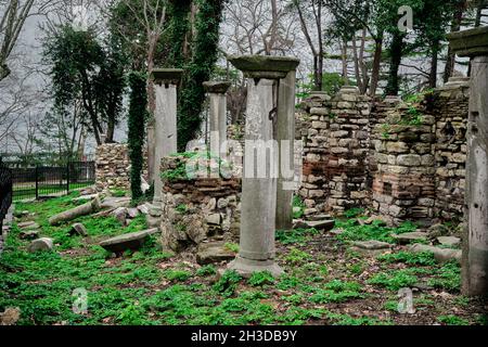 Alte Reste und Ruinen aus byzanz, bedeckt von Metall- und schwarzen Zäunen. Stockfoto