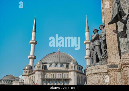 Die Taksim-Moschee wurde auf dem taksim-Platz hinter dem atatürk-Denkmal des taksim-republikdenkmals (cumhuriyet ant) am Ende der istiklal-Straße errichtet. Stockfoto