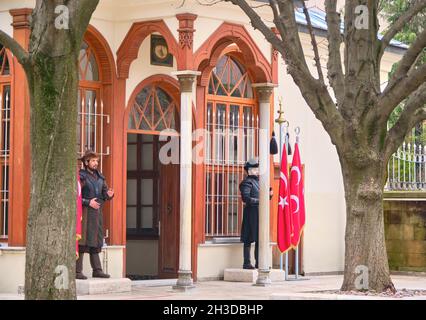 Osmangazi Grab in Bursa im bezirk tophane mit alten kostümierten Soldaten am Tor des Grabes für den Wachdienst Stockfoto