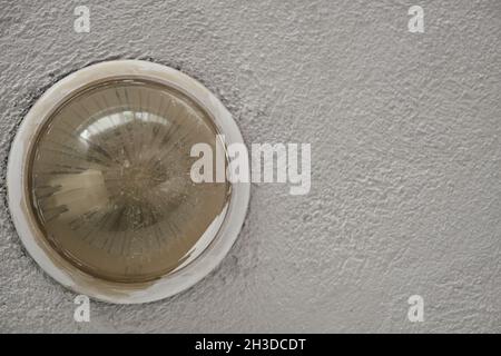 Alte und bereits alte Stil gelbe Farbe Lampe und auf der Beton-und Gipswand verwendet Stockfoto