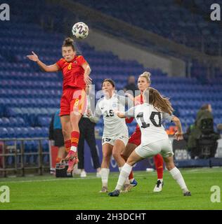 Cardiff, Großbritannien. Oktober 2021. Angharad James (L) aus Wales in Aktion während des FIFA Frauen-WM-Qualifying-Spiels zwischen Wales und Estland im Cardiff City Stadium.(Final Score; Wales 4:0 Estland) Credit: SOPA Images Limited/Alamy Live News Stockfoto