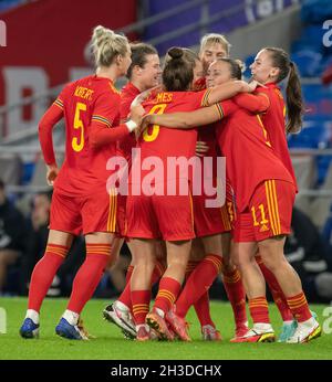 Cardiff, Großbritannien. Oktober 2021. Die Mannschaft aus Wales feiert während des FIFA Frauen-WM-Qualifying-Spiels zwischen Wales und Estland im Cardiff City Stadium.(Endstand; Wales 4:0 Estland) Credit: SOPA Images Limited/Alamy Live News Stockfoto