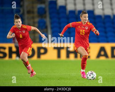 Cardiff, Großbritannien. Oktober 2021. Hannah Cain (R) aus Wales in Aktion während des FIFA Frauen-WM-Qualifying-Spiels zwischen Wales und Estland im Cardiff City Stadium.(Final Score; Wales 4:0 Estland) Credit: SOPA Images Limited/Alamy Live News Stockfoto