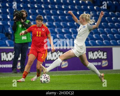 Cardiff, Großbritannien. Oktober 2021. Natasha Harding (L) aus Wales in Aktion während des FIFA Frauen-WM-Qualifying-Spiels zwischen Wales und Estland im Cardiff City Stadium.(Final Score; Wales 4:0 Estland) Credit: SOPA Images Limited/Alamy Live News Stockfoto