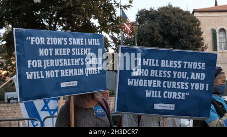 Rechtsgerichtete Israelis nehmen an einer Kundgebung vor dem US-Konsulat in Westjerusalem Teil, gegen den Plan der Regierung Biden, am 27. Oktober 2021 in Jerusalem, Israel, eine diplomatische Vertretung der USA für Palästinenser in Ostjerusalem wiederaufzunehmen. Das Konsulat, das Palästinenser aus dem Westjordanland, Ostjerusalem und dem Gazastreifen bediente, wurde 2019 vom ehemaligen US-Präsidenten Donald Trump geschlossen Stockfoto