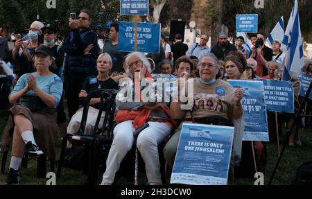 Rechtsgerichtete Israelis nehmen an einer Kundgebung vor dem US-Konsulat in Westjerusalem Teil, gegen den Plan der Regierung Biden, am 27. Oktober 2021 in Jerusalem, Israel, eine diplomatische Vertretung der USA für Palästinenser in Ostjerusalem wiederaufzunehmen. Das Konsulat, das Palästinenser aus dem Westjordanland, Ostjerusalem und dem Gazastreifen bediente, wurde 2019 vom ehemaligen US-Präsidenten Donald Trump geschlossen Stockfoto