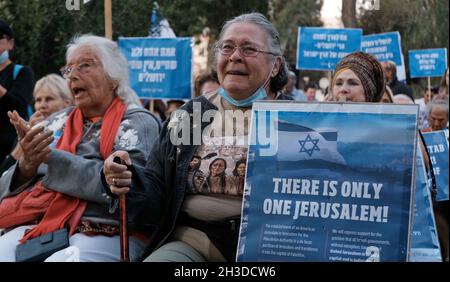 Rechtsgerichtete Israelis nehmen an einer Kundgebung vor dem US-Konsulat in Westjerusalem Teil, gegen den Plan der Regierung Biden, am 27. Oktober 2021 in Jerusalem, Israel, eine diplomatische Vertretung der USA für Palästinenser in Ostjerusalem wiederaufzunehmen. Das Konsulat, das Palästinenser aus dem Westjordanland, Ostjerusalem und dem Gazastreifen bediente, wurde 2019 vom ehemaligen US-Präsidenten Donald Trump geschlossen Stockfoto