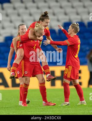 Cardiff, Großbritannien. Oktober 2021. Die Mannschaft aus Wales feiert während des FIFA Frauen-WM-Qualifikationsspiels zwischen Wales und Estland im Cardiff City Stadium.(Final Score; Wales 4:0 Estland) (Foto von Gary Mitchell/SOPA Images/Sipa USA) Quelle: SIPA USA/Alamy Live News Stockfoto