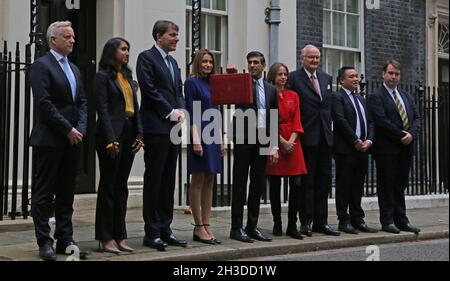 London, England, Großbritannien. Oktober 2021. Der Schatzkanzler RISHI SUNAK (C) hält die Budget Box, während er mit Mitgliedern seines Finanzteams zusammenarbeitet, darunter der Abgeordnete ROB BUTLER (L), die parlamentarische Privatsekretärin des Finanzministeriums CLAIRE COUTINHA (2., L), der Wirtschaftssekretär des Finanzministeriums JOHN Glen (3., L), Finanzsekretärin im Schatzamt LUCY FRAZER (4. L), Schatzsekretärin IM Schatzamt HELEN WHATELY (4. R), Außenministerin Lord AGNEW (3. R), Lord Commissioner des Schatzamtes ALAN MAK (2. R) und Parlamentarischer Privatsekretär des Chefsekretärs CRAIG WIL Stockfoto