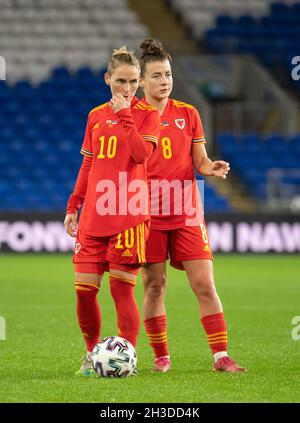 Cardiff, Großbritannien. Oktober 2021. Jessica Fishlock (L) aus Wales in Aktion während des FIFA Frauen-WM-Qualifikationsspiels zwischen Wales und Estland im Cardiff City Stadium.(Final Score; Wales 4:0 Estland) (Foto von Gary Mitchell/SOPA Images/Sipa USA) Credit: SIPA USA/Alamy Live News Stockfoto