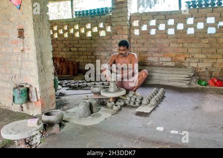 Geschäftige ländliche Töpferei in West-bengalen-indien Stockfoto