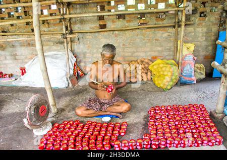 Geschäftige ländliche Töpferei in West-bengalen-indien Stockfoto