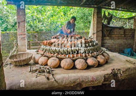 Geschäftige ländliche Töpferei in West-bengalen-indien Stockfoto