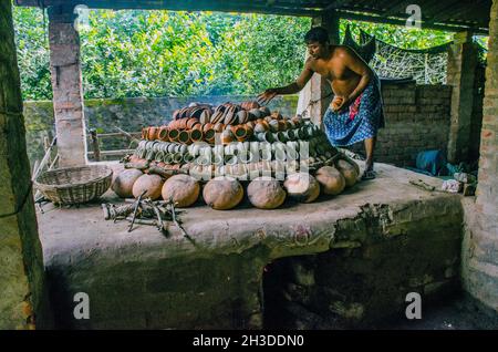 Geschäftige ländliche Töpferei in West-bengalen-indien Stockfoto