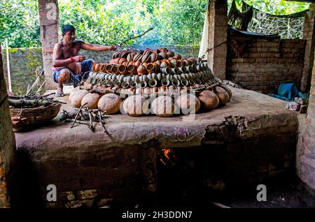 Geschäftige ländliche Töpferei in West-bengalen-indien Stockfoto