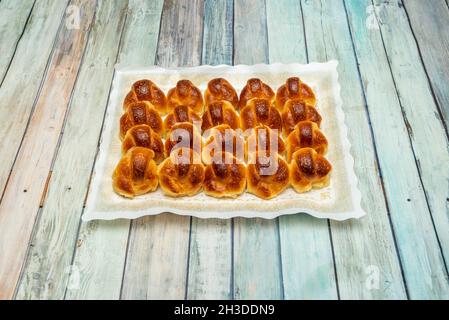 Tablett mit Mini-Butter-Croissants auf Holztisch Stockfoto