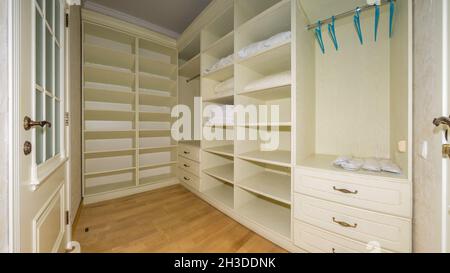 Großer leerer Ankleideraum aus Holz, Innenraum eines neuen leerstehenden modernen Hauses. Stockfoto