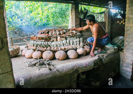 Geschäftige ländliche Töpferei in West-bengalen-indien Stockfoto